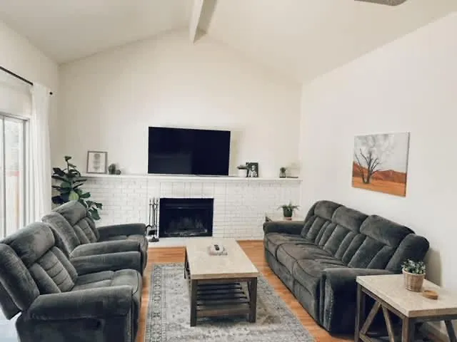Delightful 4Br Home Nr Downtown Reno W Fireplace